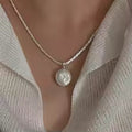 Collier pendentif perle baroque sur chaîne dorée – vue 1